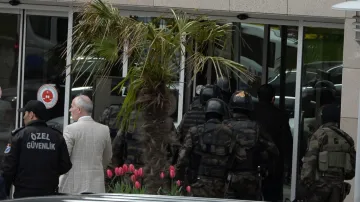 Speciální jednotky obklíčily soudní budovu v Istanbulu