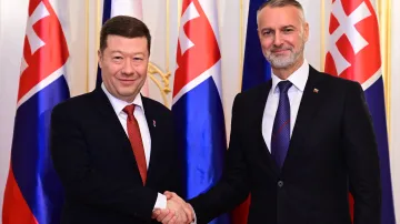 Předseda Poslanecké sněmovny a šéf SPD Tomio Okamura (vlevo) a předseda slovenského parlamentu Richard Raši (Hlas)