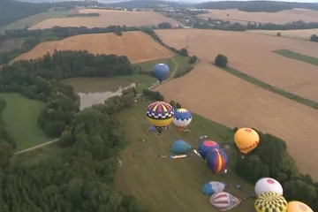 Oblohu nad Bouzovem ovládly balony