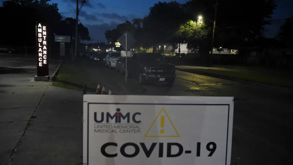 Fronta aut, ve kterých lidé čekají na testování na covid-19 v Houstonu