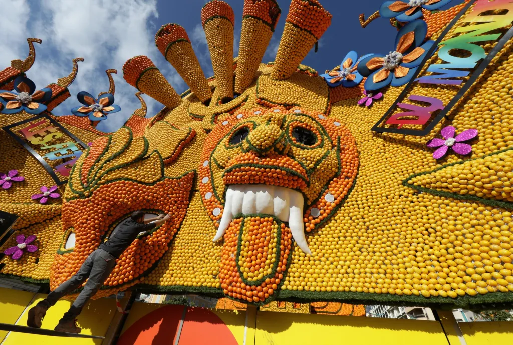 Sochy vytvořené z citronů a pomerančů jsou součástí festivalů citrusů ve francouzském městě Menton