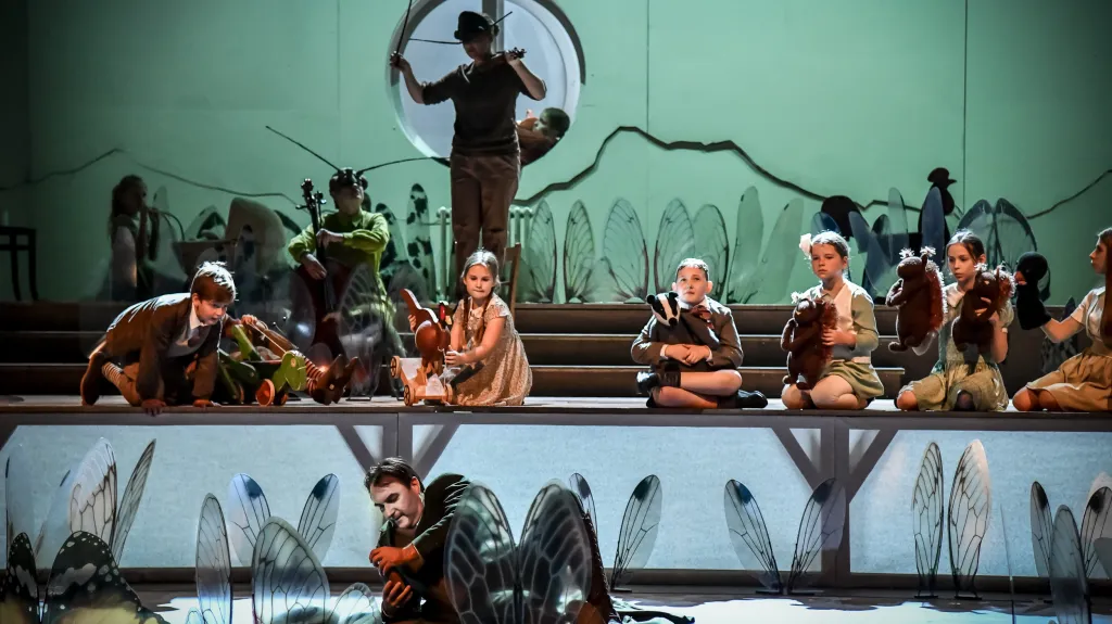 Svatopluk Sem jako revírník (dole ležící)