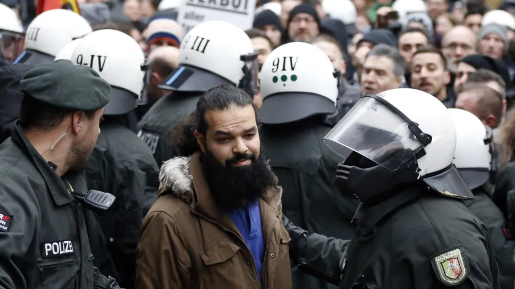 Salafisté na demonstraci Pegidy