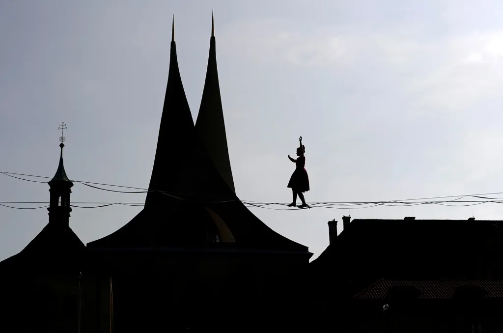 Provazochodkyně na laně nad emauzským klášterem v Praze