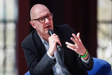 Francouzský premiér v nové vládě sází na známé tváře
