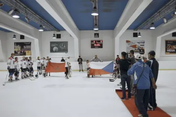 Mešita, svíčková a teenageři. Letní hokej bruslí na tenkém ledě jinakosti