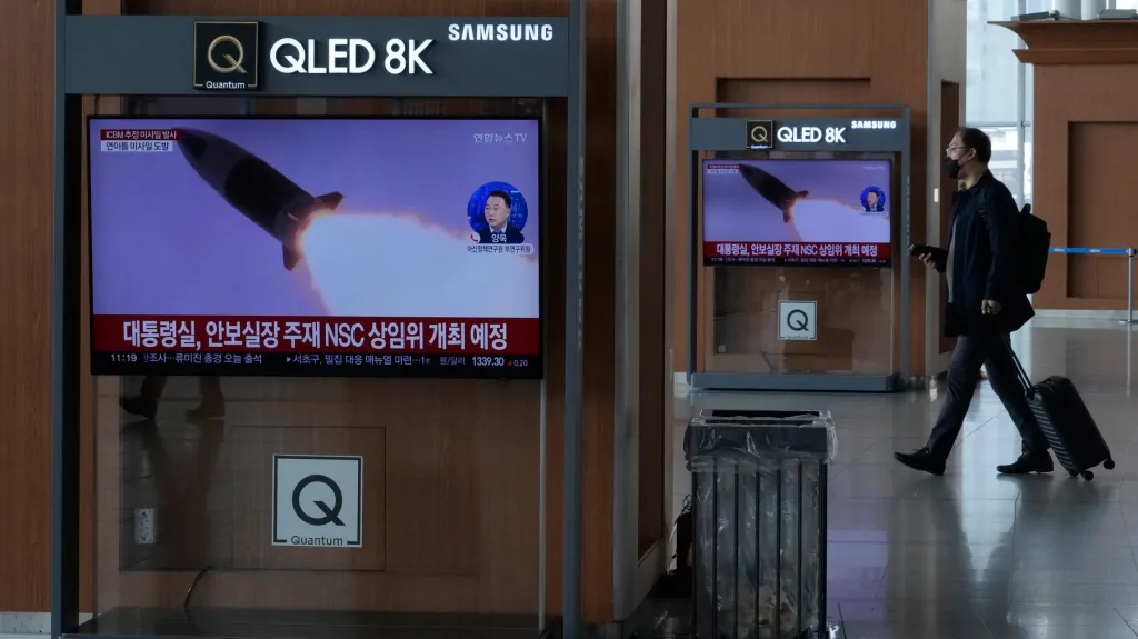 Start korejské rakety na obrazovkách vlakového nádraží v Soulu