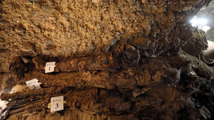 Egyptologové našli neznámé katakomby plné mumií