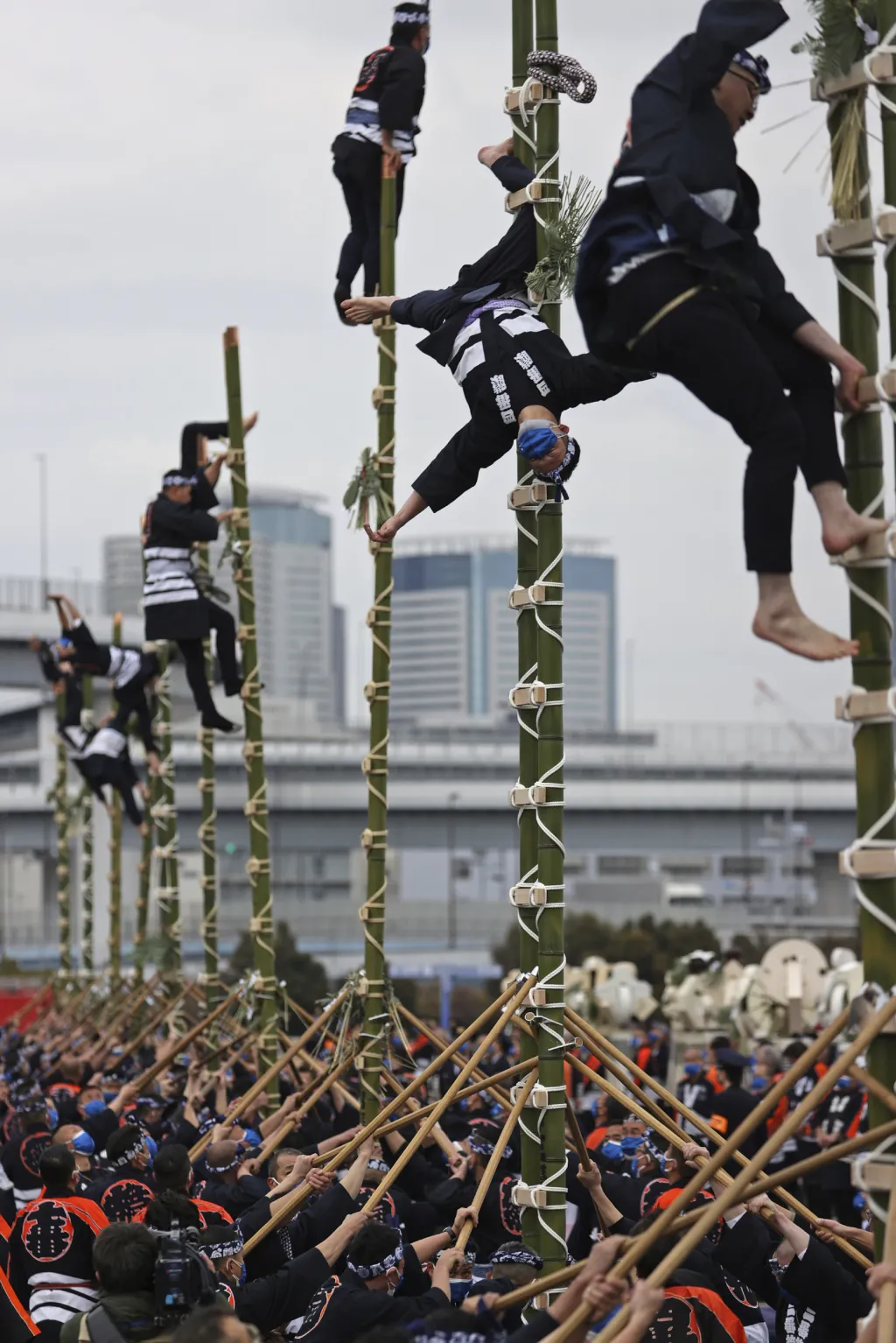 Speciální jednotka japonských hasičů předvedla své akrobatické umění během přehlídky v Tokiu