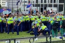 Pandemie ve světě: Blokády na protest proti opatřením sužují USA, Kanadu i Nový Zéland. Chystají se i ve Francii
