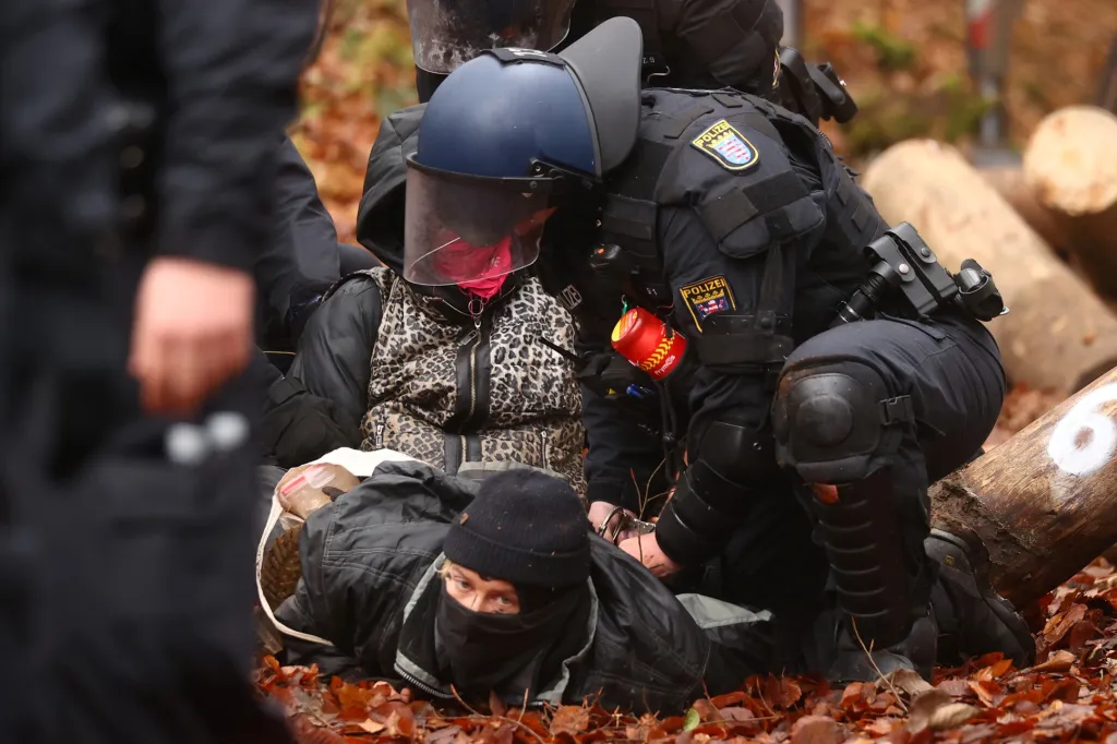 Aktivisté blokují v Německu výstavbu dálnice A49 v lese Dannenroeder