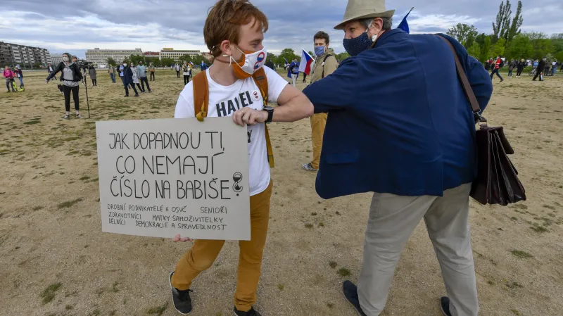 Předseda spolku Milion chvilek pro demokracii Mikuláš Minář protestoval proti vládě