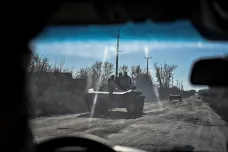 Ukrajinci přesunuli obrněnce na levý břeh Dněpru. Státy G7 ujistily Kyjev o podpoře