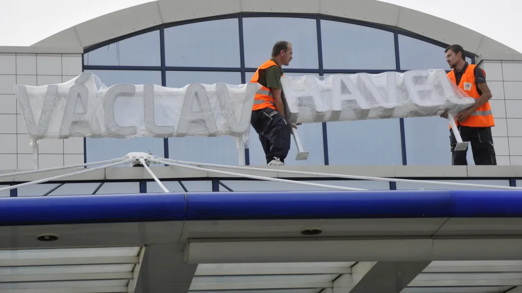 Instalace nového názvu pražského letiště