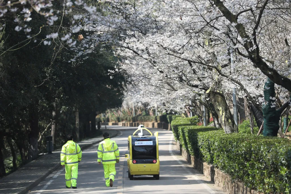 Autonomní vozidlo využívající síť 5G jezdí po čínském Wu-chanu a natáčí kvetoucí třešně. Ty následně streamuje v on-line přenosu