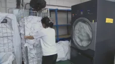 Ukrajinka pracující v prádelně