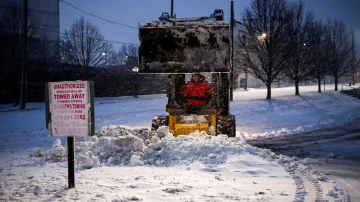 Odklízení sněhu z parkoviště v Toledu, stát Ohio