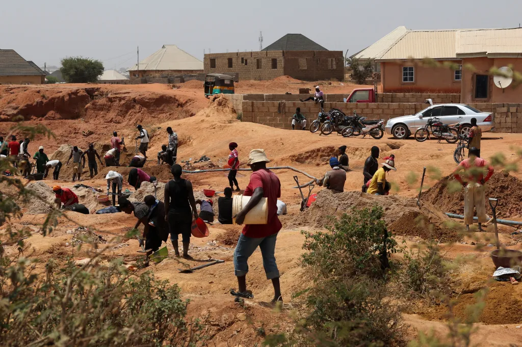 Lidé prakticky na prazích svých domů i pod nimi vykopávají cín, kolumbit, monazit a další nerosty