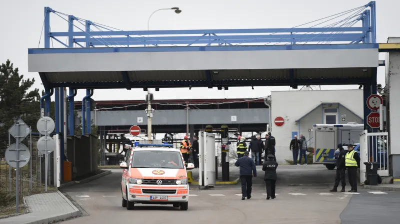 Zásah po výbuchu v areálu chemičky v Kralupech