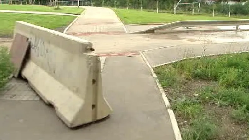 Zábrany u vstupu na žižkovskou cyklostezku