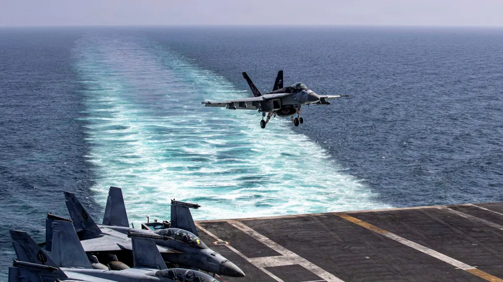 Americká stíhačka během úderů proti Íránu