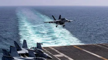 Americká stíhačka během úderů proti Íránu