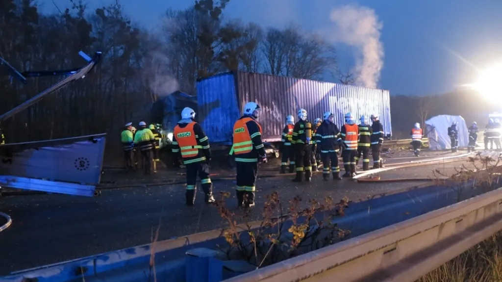 Nehoda dvou kamionů na dálnici D2