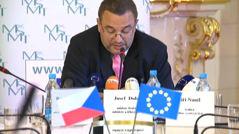 Ministr školství Josef Dobeš (VV)
