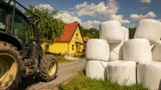 Žlutě omítnutý obecní úřad je jedno z prvních stavení, které příchozí do Vyškovce uvidí. Ostatní domy je už těžší spatřit, jsou rozeseté na okolních kopcích a často vzdálené i několik stovek metrů od sebe.