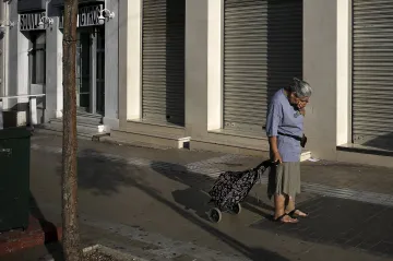 Řecká krize vrcholí: zavřené banky i burza, omezení výběrů peněz