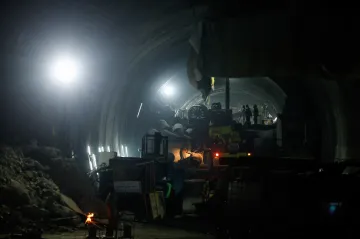 Indičtí záchranáři se začali provrtávat k uvázlým dělníkům shora