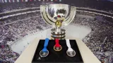 Medaile pro MS v hokeji 2015 s pohárem pro vítěze