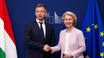 Předsedkyně Evropské komise Ursula von der Leyenová a maďarský premiér Péter Magyar