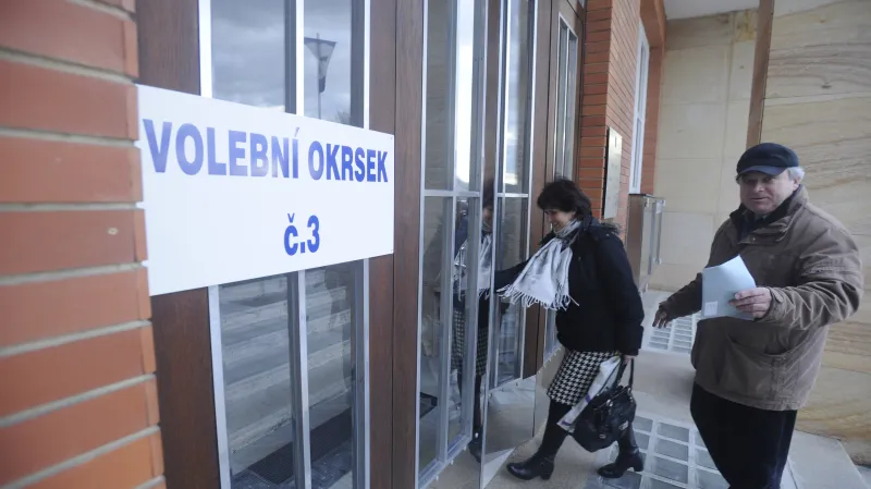 Lidé v Luhačovicích na Zlínsku volí senátora