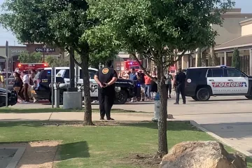 Střelec zabil v nákupním centru u Dallasu osm lidí, policie jej zneškodnila