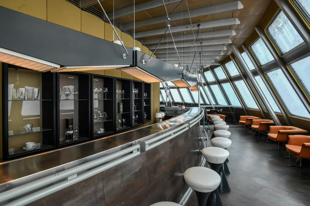 Z původního baru se zachoval jen barový pult, zázemí s policemi a osvětlení