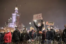 Desítky tisíc lidí ve Varšavě opět demonstrovaly kvůli protipotratovému zákonu. Duda navrhne jeho mírnější podobu