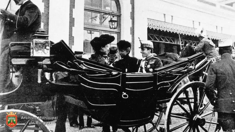 Španělský král Alfons XIII. se svou rodinou během návštěvy Burgosu v roce 1905 u příležitosti úplného zatmění Slunce