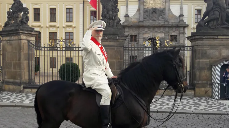 Kolem Pražského hradu projel 28. října muž přestrojený za TGM