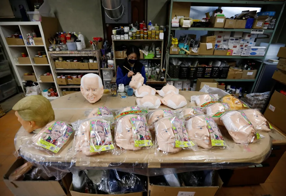 Výroba gumových masek v Ogawa Studios v severní části Tokia. Zájem o masky amerických prezidentů je v roce 2020 pro společnost historicky největší