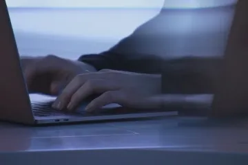 Kvůli on-line vydírání spáchal chlapec sebevraždu, jeho rodiče teď šíří osvětu