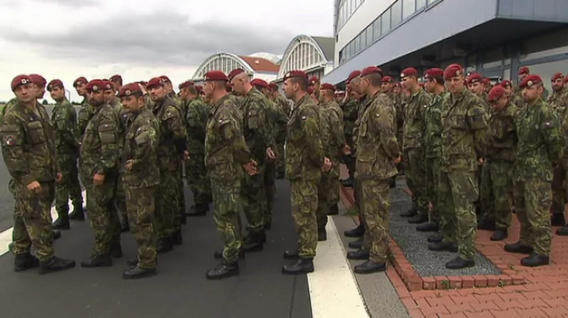 43. chrudimský prapor nastoupil k pietní ceremonii na kbelské letiště