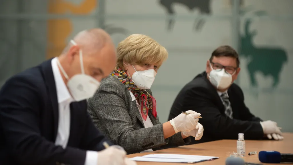 Lídr ODS Martin Kuba, dosavadní hejtmanka Ivana Stráská (ČSSD) a Pavel Hroch (Jihočeši) podepisují koaliční smlouvu