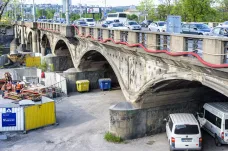 Na Hlávkově mostě začíná série dopravních omezení, řidičům zůstane jediný pruh