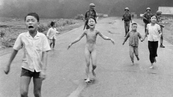 Slavná fotografie z vietnamské války, kterou Facebook nedávno smazal
