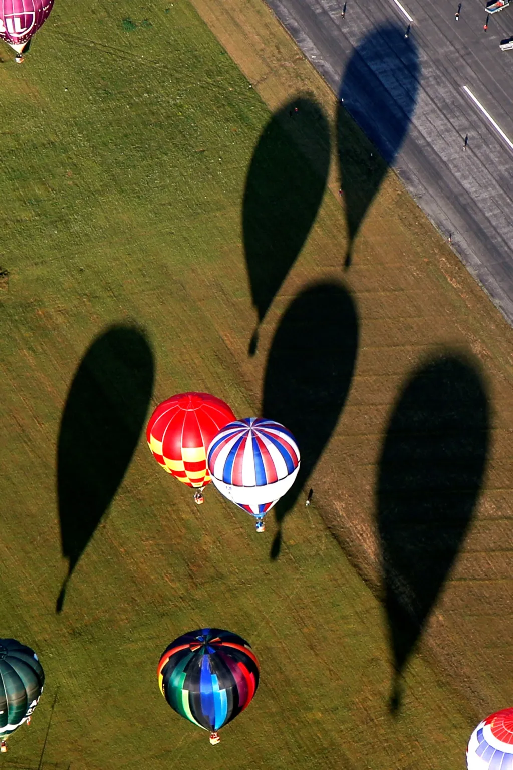 Existují dva druhy balonů. Aerostaty využívají ke vztlaku, čili síle, která vynese posádku do výše, médium lehčí než vzduch. U plynových balonů jsou tímto médiem vzácné plyny, obvykle helium nebo vodík. Druhou možností je montgolfiéra, čili česky horkovzdušný balon. Je to létající objekt, jehož vztlak tvoří ohřátý vzduch. Ten je lehčí než vzduch v okolním prostředí balonu