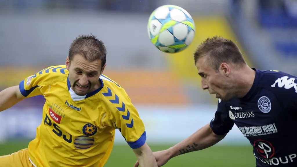 Hlavičkový souboj v utkání Jihlava - Slovácko