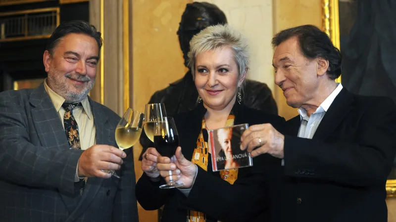 Operní pěvkyně Eva Urbanová pokřtilasvé 2CD s názvem Dvě tváře. Kmotry byli operní pěvec Luděk Vele (vlevo) a zpěvák Karel Gott.