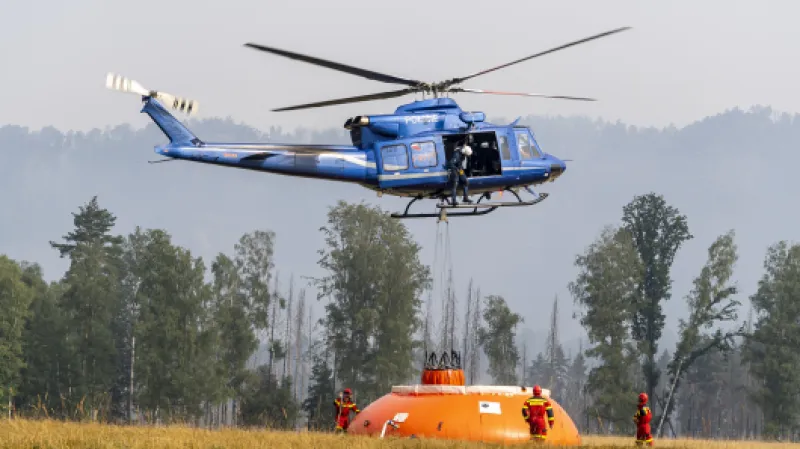 Vrtulník nabírá vodu u Mezní Louky,  Autor: Ondřej Hájek,  Zdroj: ČTK