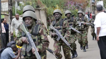 Keňští vojáci zasahují v nákupním centru